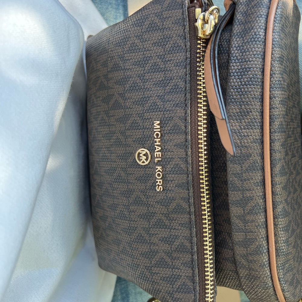 Michael kors sling bag
